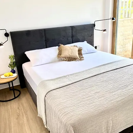 Beachfront Luxury - Private Infinity Pool, Sauna & Mini-gym Appartement Povljana