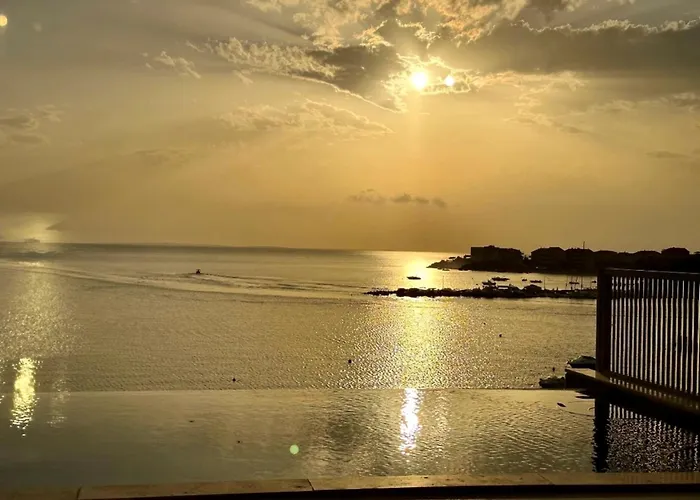 Beachfront Luxury - Private Infinity Pool, Sauna & Mini-gym דירה פובליאנה