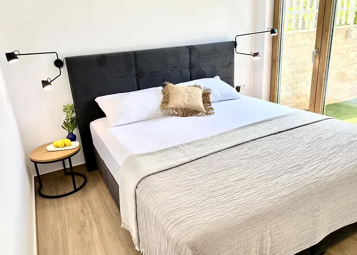 Beachfront Luxury - Private Infinity Pool, Sauna & Mini-gym דירה פובליאנה