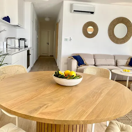 アパート Beachfront Luxury - Private Infinity Pool, Sauna & Mini-gym ポヴリャナ