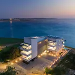 Beachfront Luxury - Private Infinity Pool, Sauna & Mini-gym Apartman
