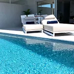 Apartman Beachfront Luxury - Private Infinity Pool, Sauna & Mini-gym