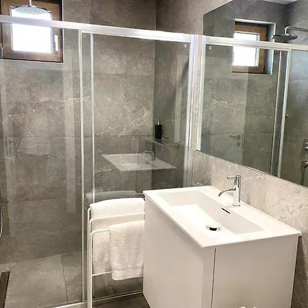 Beachfront Luxury - Private Infinity Pool, Sauna & Mini-gym Daire Povljana