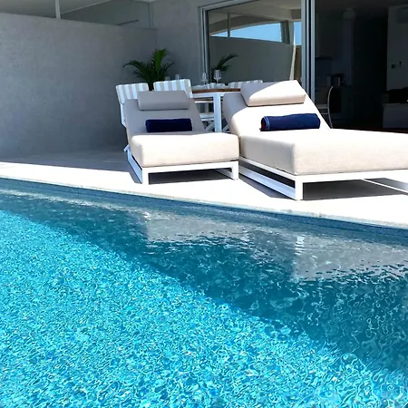 Daire Beachfront Luxury - Private Infinity Pool, Sauna & Mini-gym